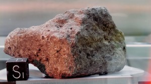 Una muestra de roca basáltica recolectada en la Luna durante la misión Apollo 12 en 1969. NASA.