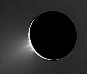 Plumas en el hemisferio sur de Encélado. Créditos: NASA/JPL-Caltech.