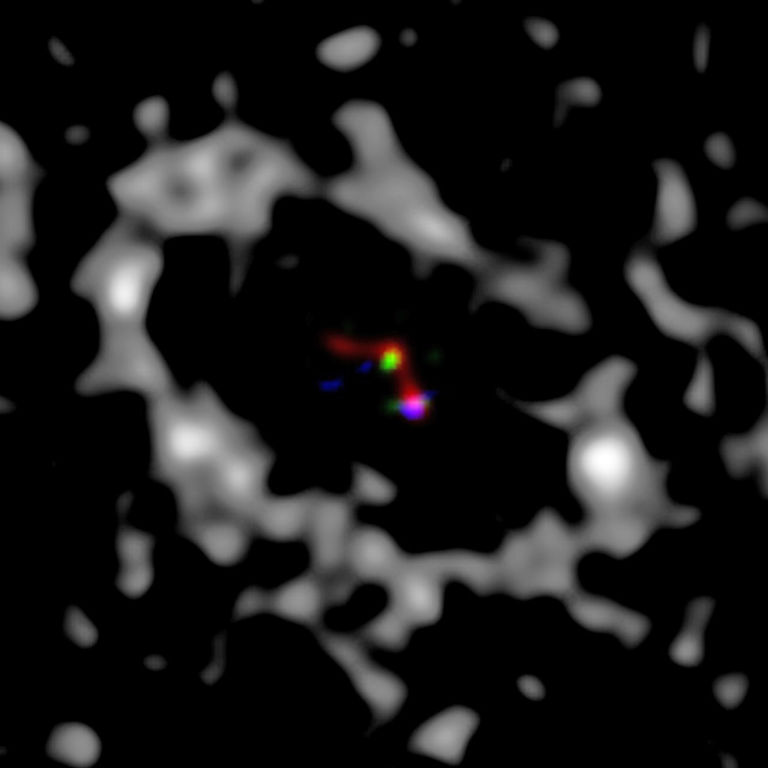 Las observaciones con óptica adaptativa del  Large Binocular Telescope y el Magellan Adaptive Optics System (escala de colores) muestran múltiples fuentes en la región despejada (gap) del disco de transición de LkCa-15 (escala de grises). 